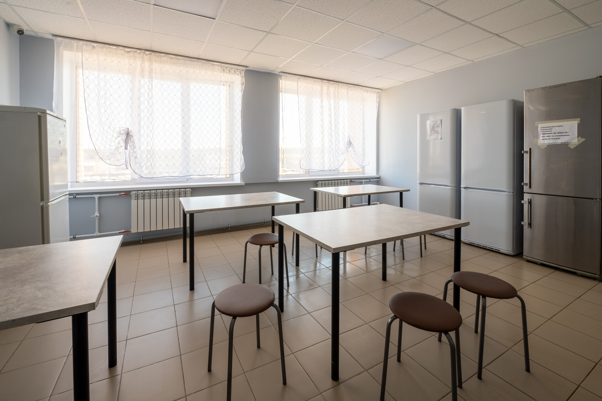 номер с телевизором в хостеле Авокадо телевизор и холодильник в хостеле Авокадо